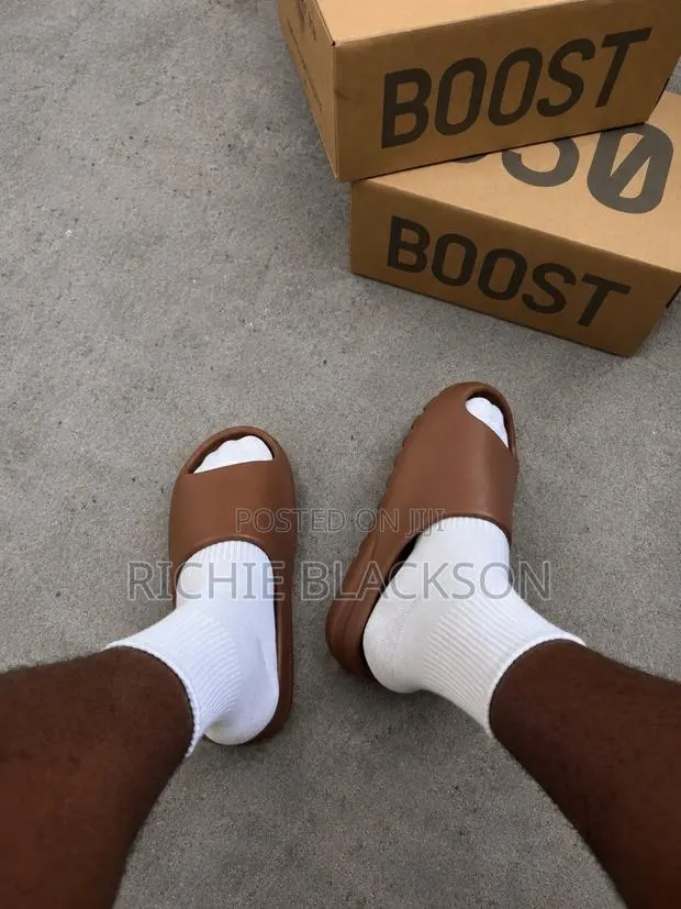 Yeezy Slides Coffee · Photo 1