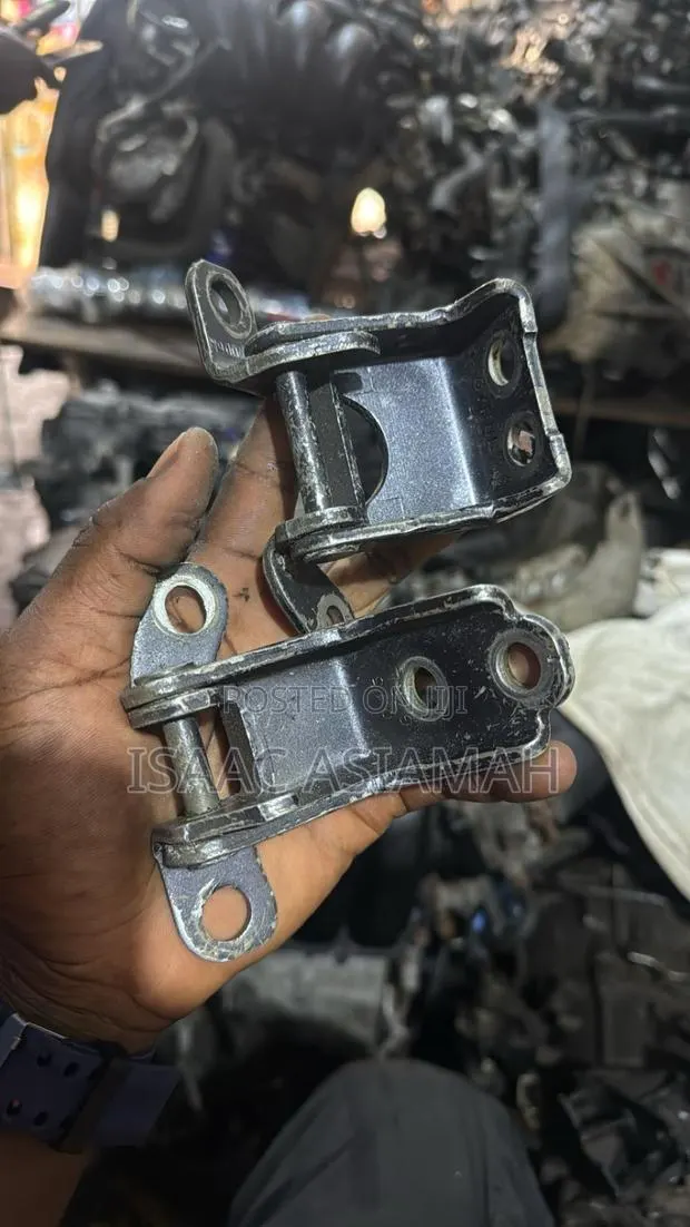 Honda Pilot 2016,2017,2018,2019,2020,2021,2022 Front/Back Door Hinges · Photo 1