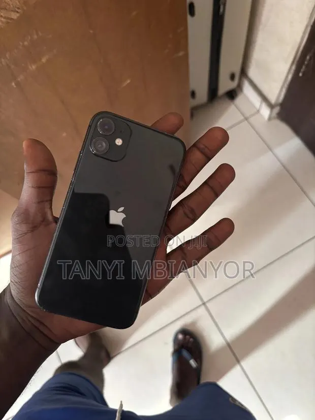 Apple iPhone 11 64 GB Black · Photo 1