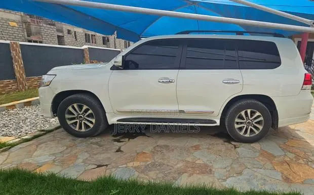 Toyota Land Cruiser Prado 2020 White · Photo 1