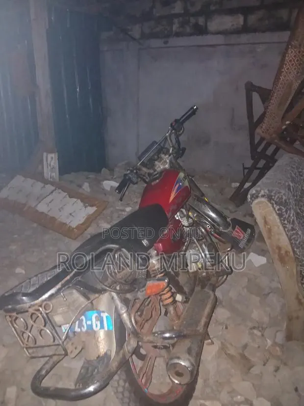 Motorcycle 2021 Red · Photo 1