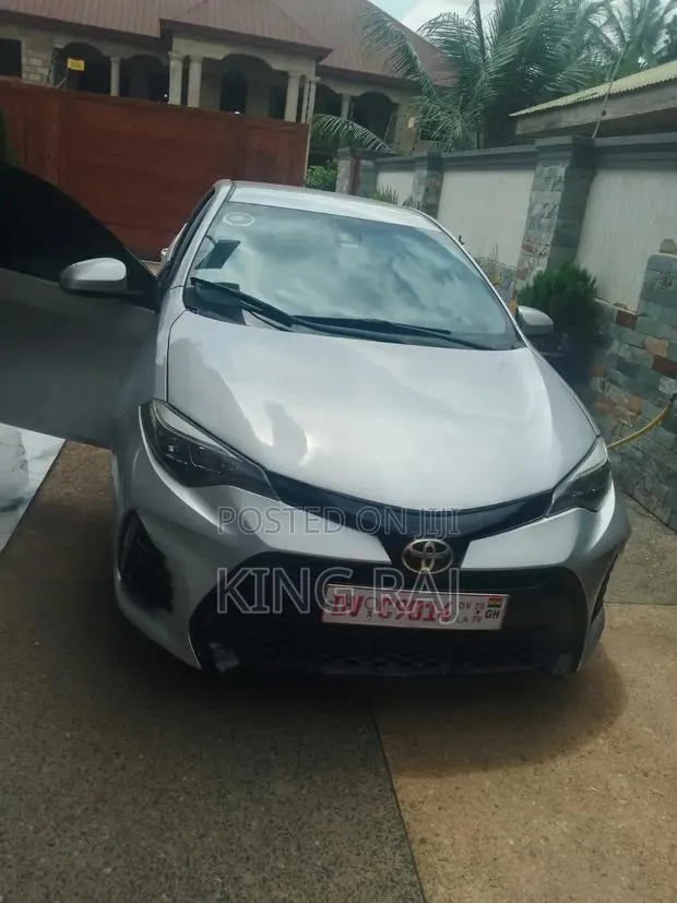 Toyota Corolla LE 4dr Sedan (1.8L 4cyl CVT) 2017 Silver · Photo 1
