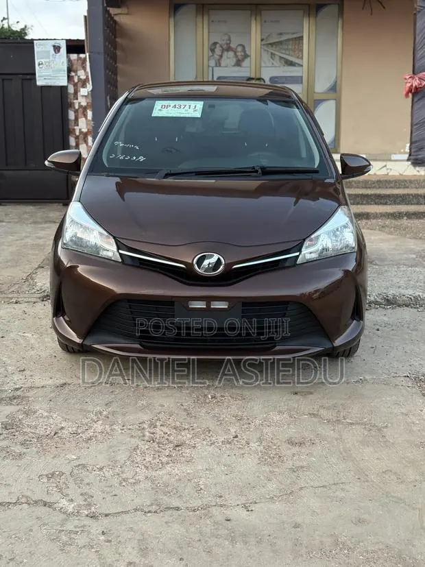Toyota Vitz 1.3 AWD 3dr 2015 Brown · Photo 1