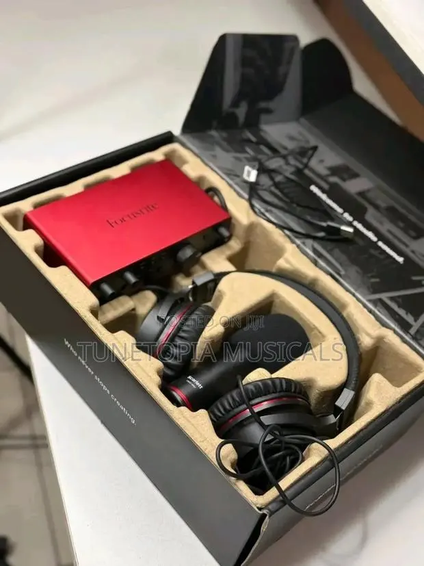 Focusrite Scarlett 2i2 Studio (4th Generation) Bundle. · Photo 1