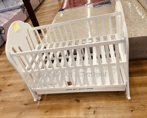 Wooden Baby Cot · Photo 1