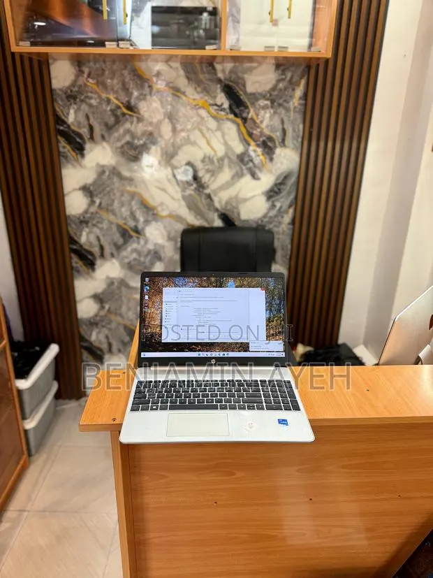Laptop HP 15-dy2075tg 8GB Intel Core i5 SSD 256GB · Photo 1