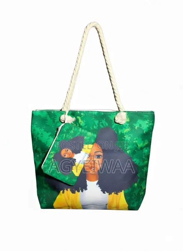 Stylish and Spacious Tote Bag · Photo 1