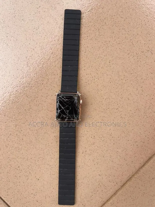 Original Apple Watch Series 3 With Cracked Screen · Photo 1