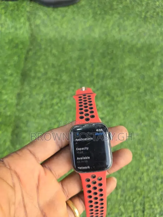 Apple Watch Series 5 44mm ( Cellular and Gps) · Photo 1