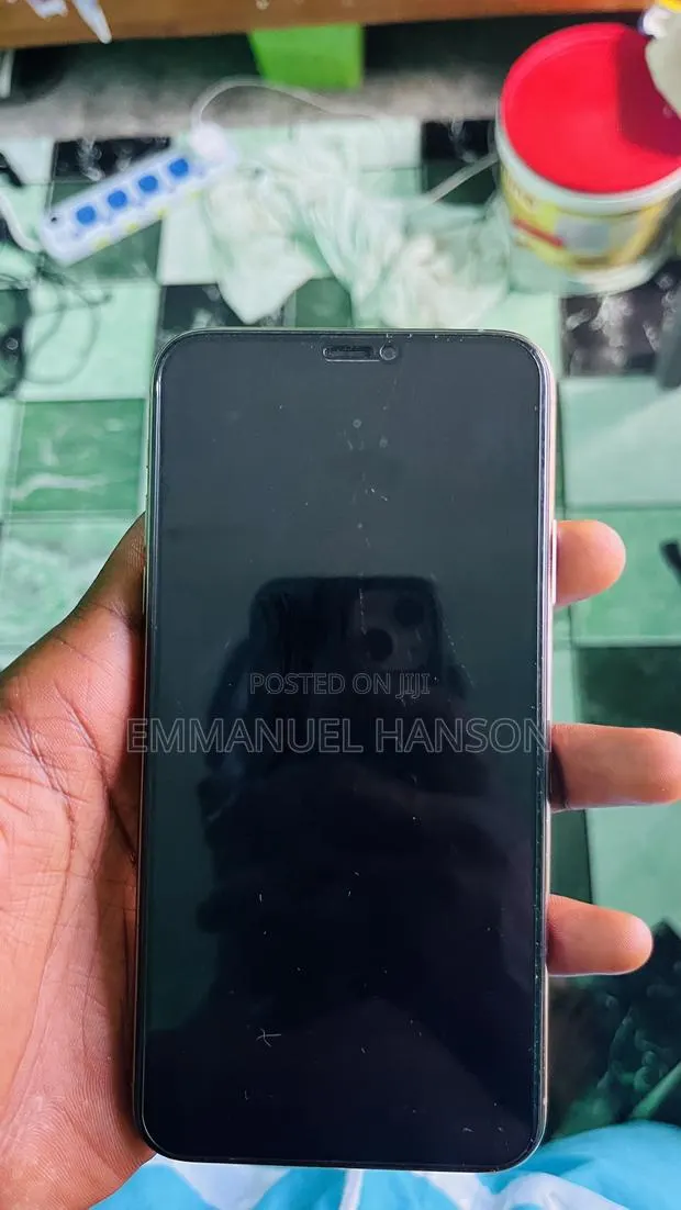 Apple iPhone 11 Pro Max 64 GB Gray · Photo 1