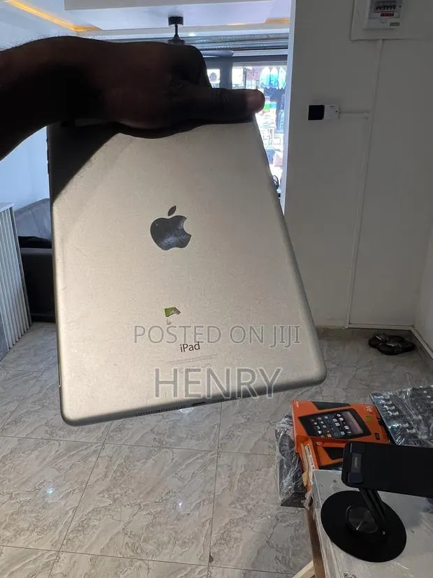 Apple iPad Pro 11 (2018) 64 GB Gray · Photo 1