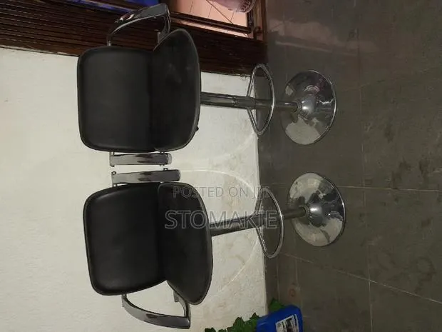 Neatly Used Bar Stools · Photo 1