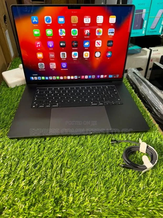 Laptop Apple MacBook Pro 2023 M3 Pro 36GB Apple M3 Pro SSD 1T · Photo 1