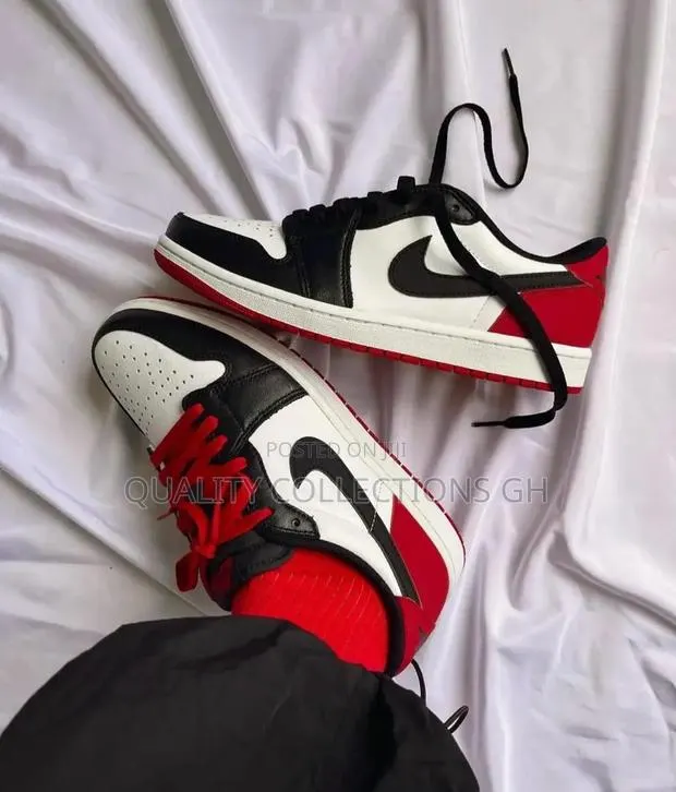 Nike Air Jordan 1 Low Black Toe · Photo 1