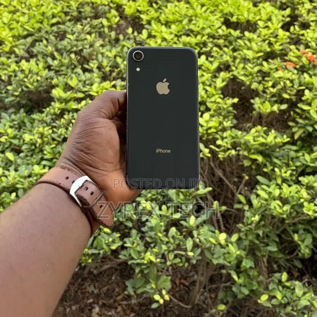 Apple iPhone XR 64 GB Black · Photo 1