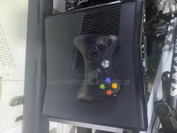 Xbox 360 With 5 Games and Wireless Controller · Photo 1