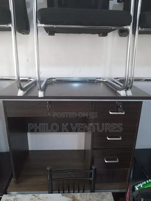 Silver Handle Office Table · Photo 1