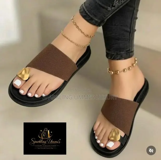 Luxury Black and Brown Flat Sandals · Photo 1
