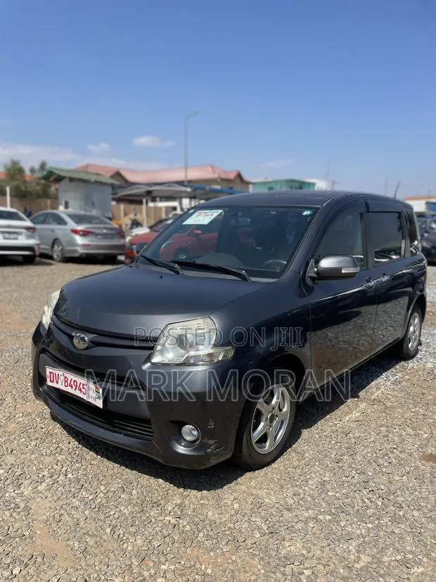 Toyota Sienta 2011 Gray · Photo 1