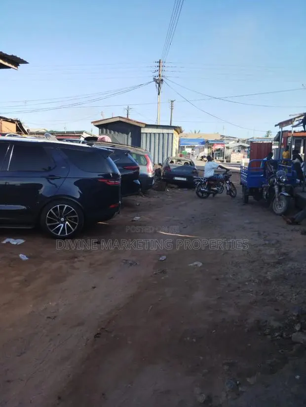 Container Shops at Lartebiokoshie, Accra · Photo 3