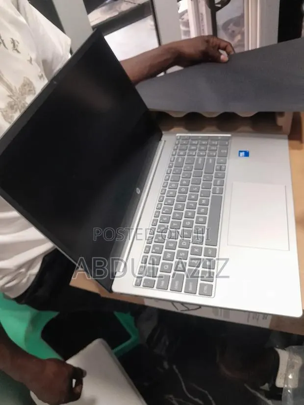 New Laptop HP 15S 8GB Intel Core i5 SSD 512GB · Photo 1