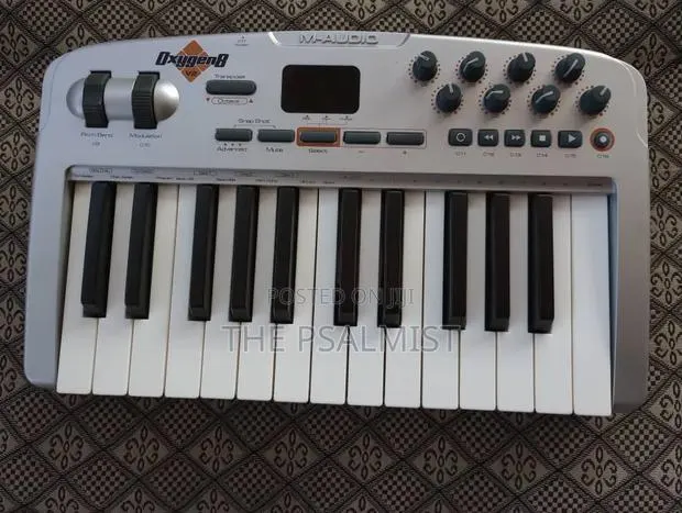 M Audio Oxygen 8 V2 Midi Controller · Photo 1