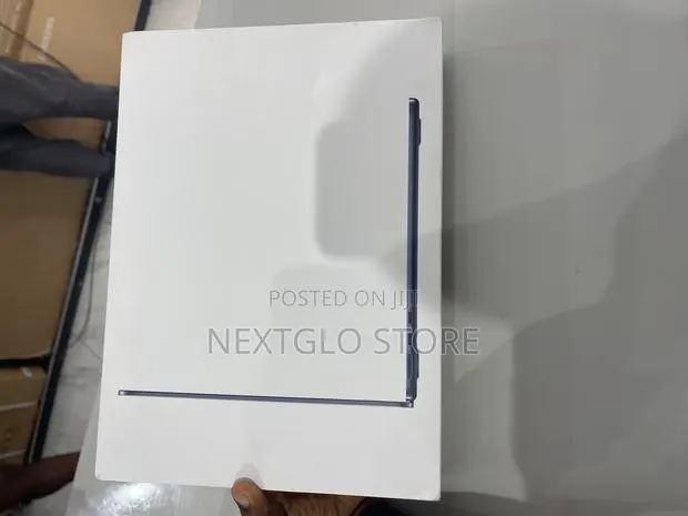 New Laptop Apple MacBook Air 16GB Apple M5 SSD 512GB · Photo 1