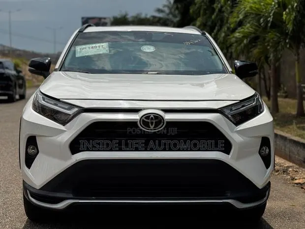 Toyota RAV4 2025 White · Photo 1