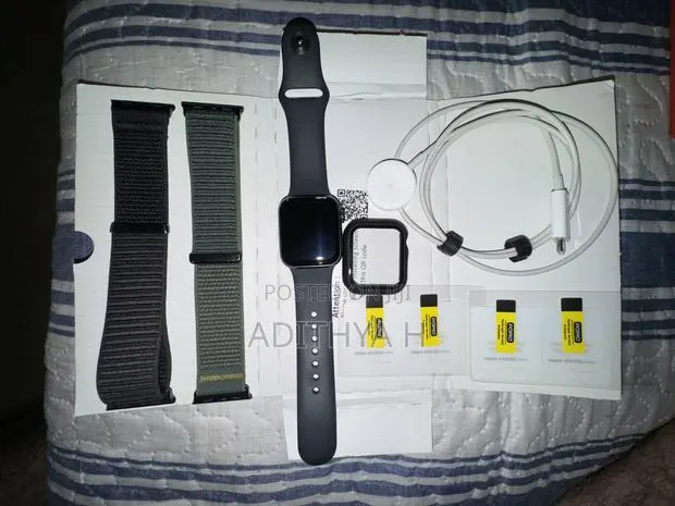 Apple Watch SE (2nd Gen) · Photo 1