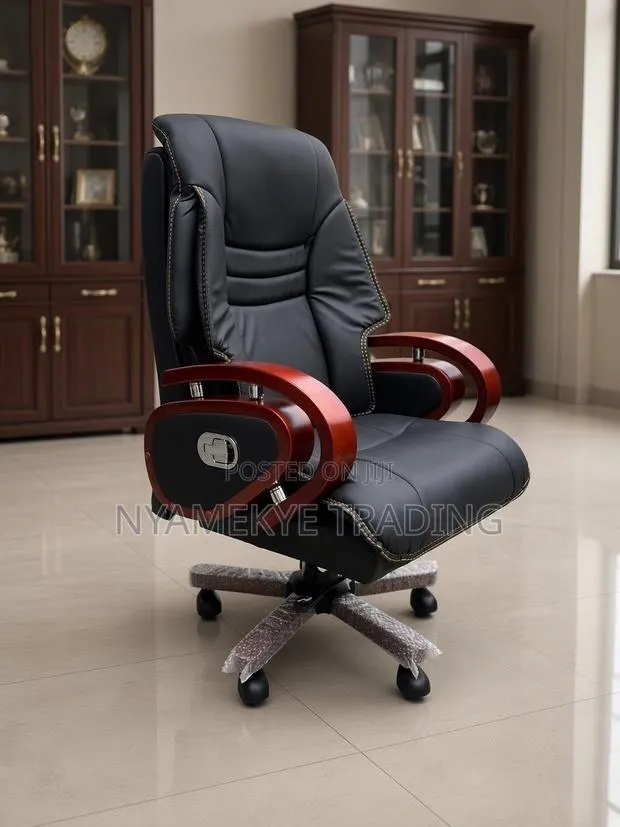Executive Office Chair With Wooden Armrests · Photo 1