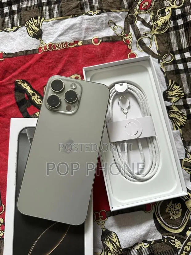 Apple iPhone 15 Pro Max 256 GB Silver · Photo 1