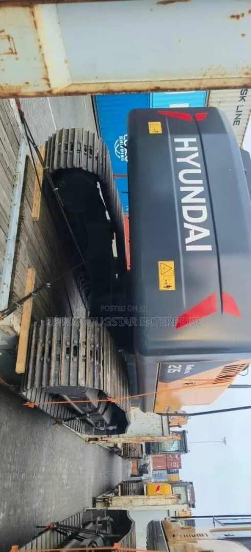 Hyundai 215 · Photo 1