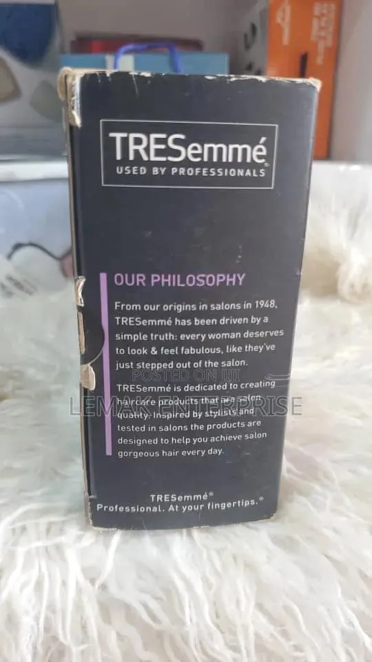 TRESemmé Full Finish Air Styler 300W Hot Air Hair Dry Style Brush · Photo 4