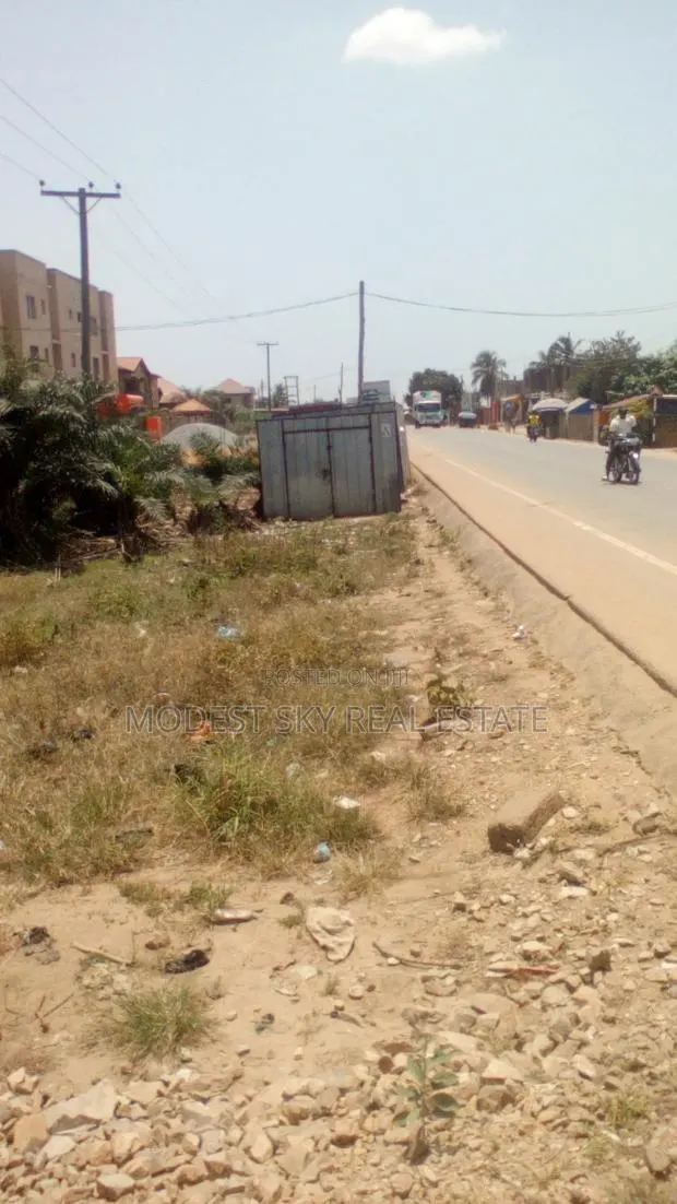 3bedroom House on 2Plot of Land by the Main Road in Amasaman Opah · Photo 1