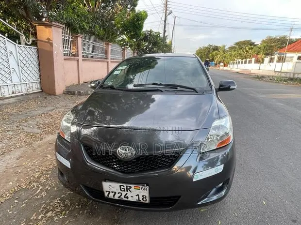 Toyota Yaris Base Sedan 4dr 2010 Gray · Photo 1