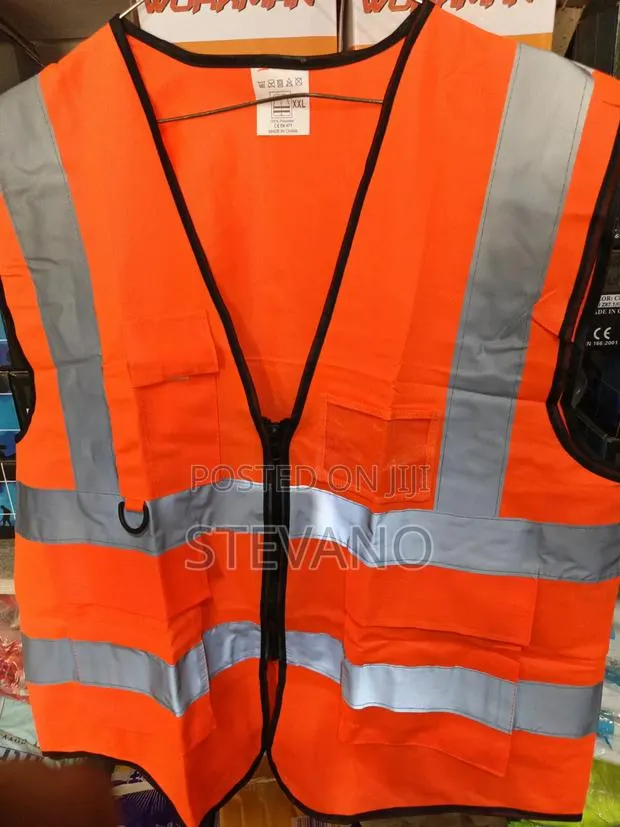 4 Pocket Reflective Vest · Photo 1
