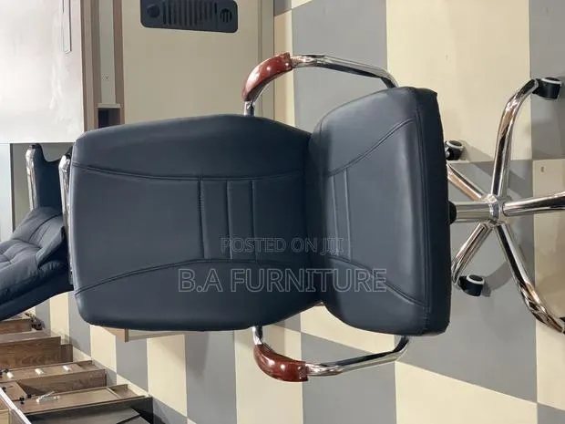 Office Chair With Wooden Handle · Photo 1