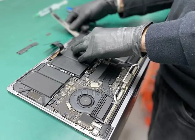 Macbook Air and Pro Battery Replacement · Photo 1