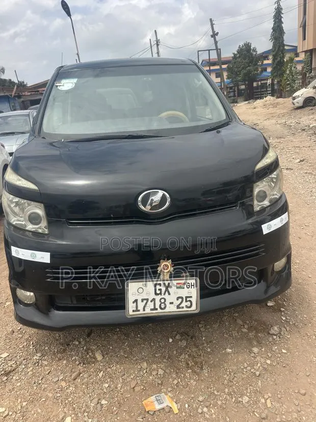 Toyota Voxy V 2WD 8-Seater 2010 Black · Photo 1