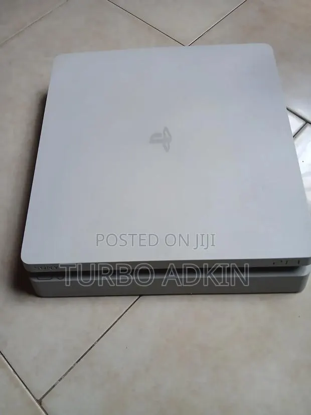 PS4 Slim 1TB · Photo 1