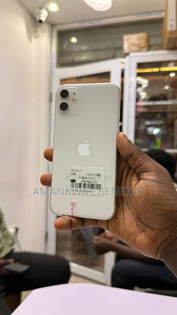 New Apple iPhone 11 64 GB White · Photo 1