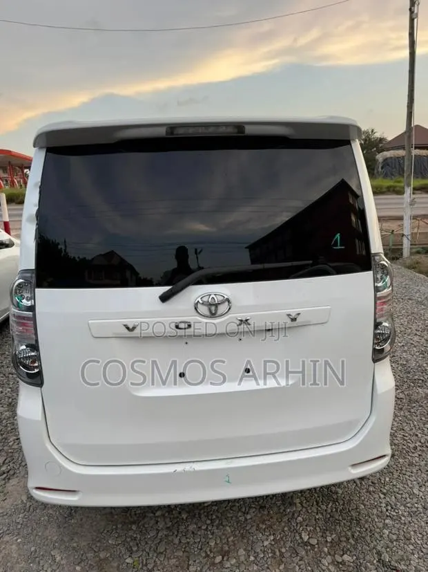 Toyota Voxy SV Premium 2014 White · Photo 1