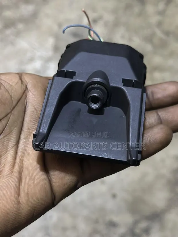 Nissan Rogue Altima Maxima 2018-21 Windshield Camera · Photo 1