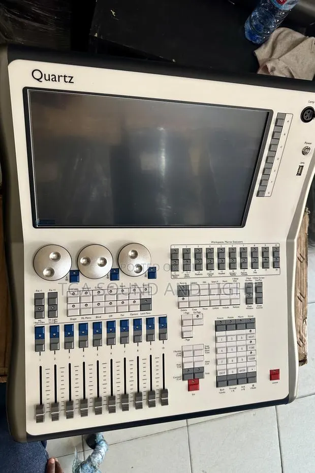 Avolites Quartz Digital Light Console With Travel Case · Photo 3