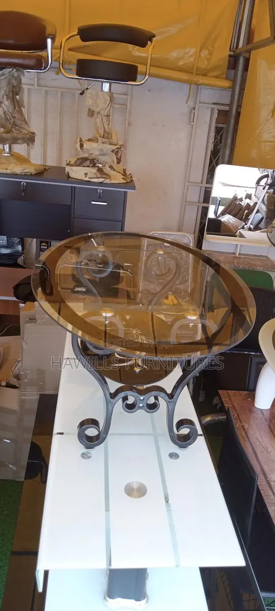 Side Table · Photo 1