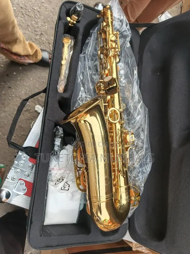 Golden Yamaha Alto Saxophone. · Photo 1