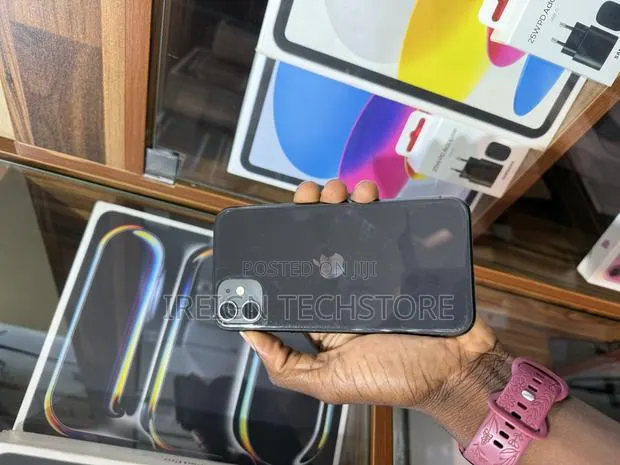 Apple iPhone 11 64 GB Black · Photo 1