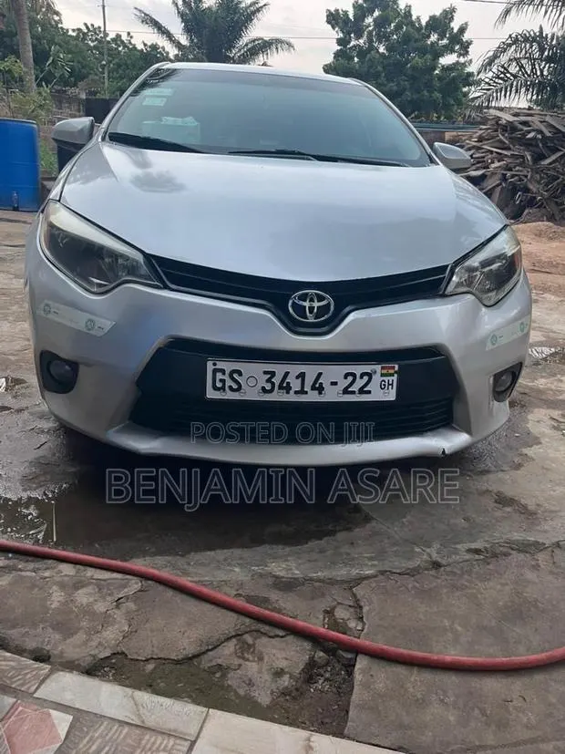 Toyota Corolla LE 4dr Sedan (1.8L 4cyl CVT) 2016 Silver · Photo 1
