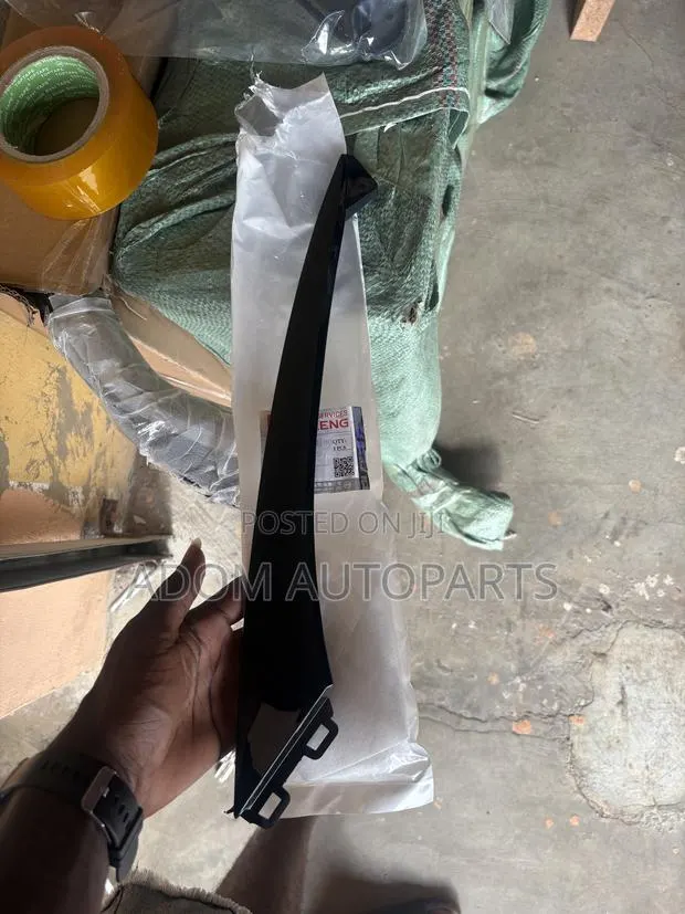 Honda Accord Headlight Seat Moulding 2018 2019 2020 2021 2022 · Photo 1