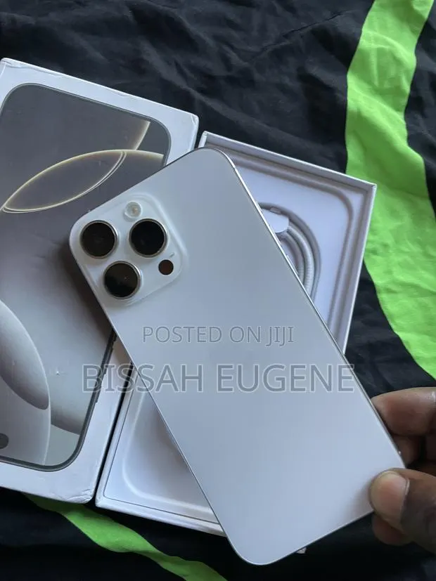 Apple iPhone 16 Pro Max 512 GB White · Photo 1